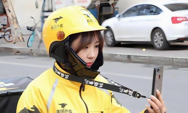 外卖小哥摔伤赔钱又超时送达递六元红包求不给差评,女子了解真相心酸