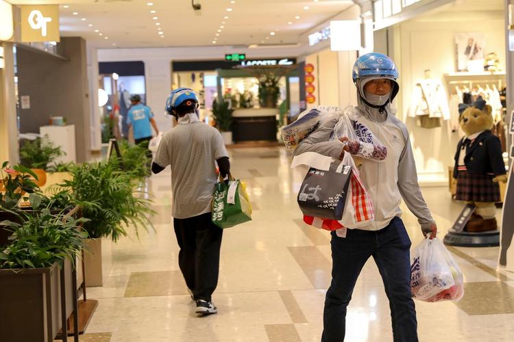 有次王师傅送高档小区,客户是位阿姨,接过外卖时递来一瓶冰镇矿泉水:"